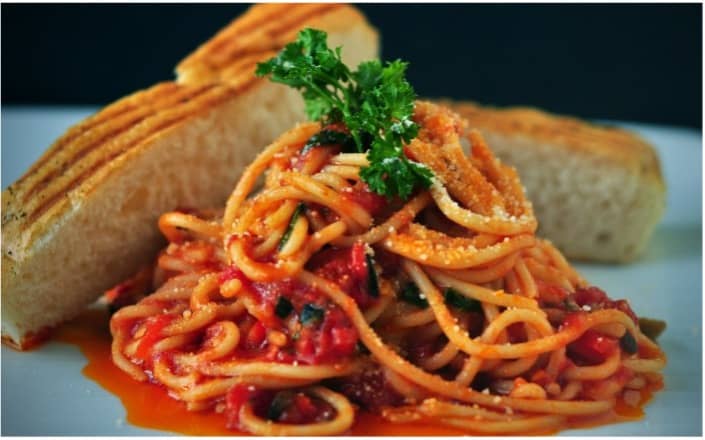 Spaghetti mit Oliven und Tomatensauce